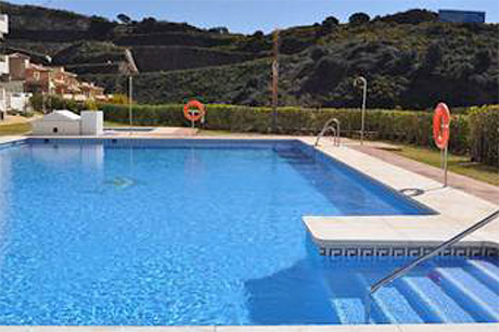Stor lejlighed til salg i Calahonda på Costa del Sol swimming pool